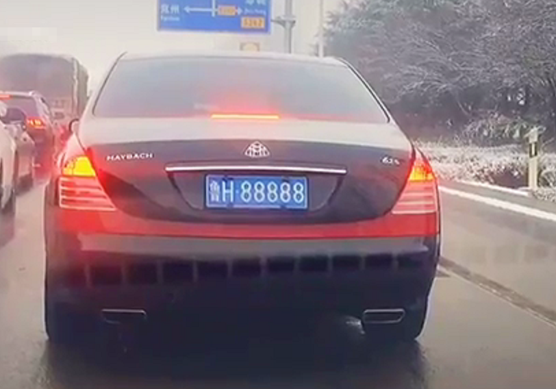 豪车|山东街头偶遇1000万豪车，挂炸弹号车牌，导航提醒不要靠近