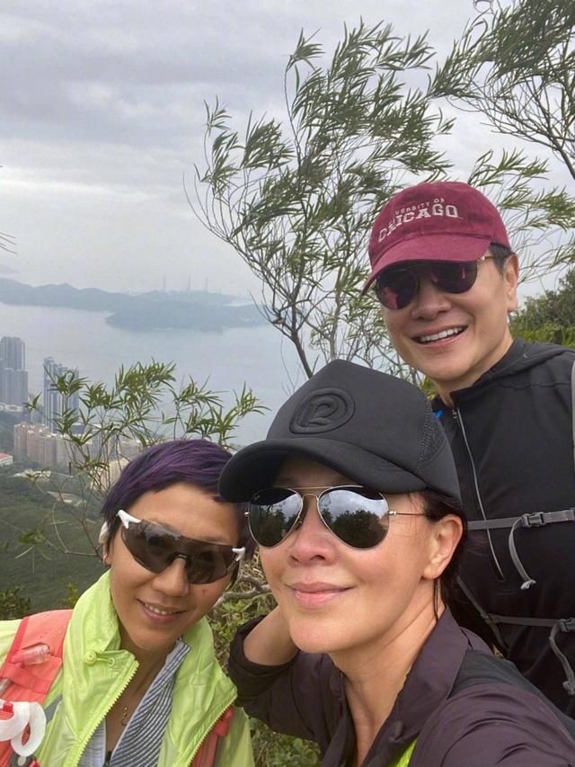 靳东:当55岁刘嘉玲撞上63岁吕良伟,两人素颜登山,谁更抢镜一看便知