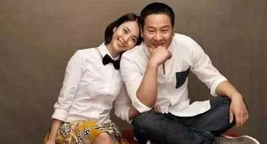 「连奕名」前妻为他退圈,他成名后娶小8岁娇妻,如今前妻成名他却无戏可演