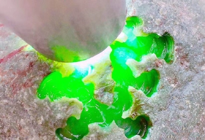 翡翠▲十年无人过问的翡翠原石,大哥看一眼就认定买下,切开瘫倒在地