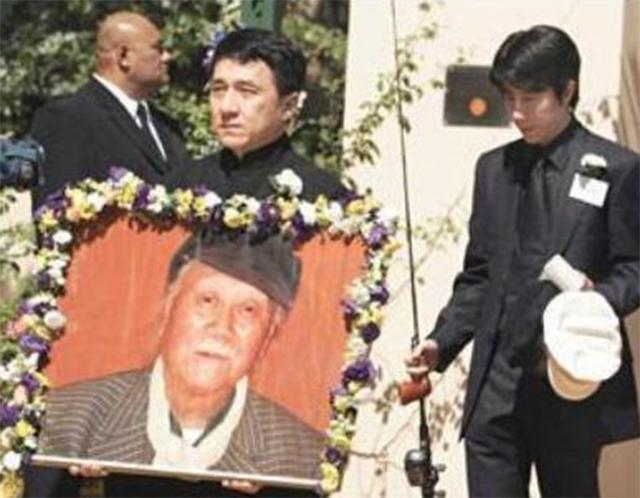 成龙|7年前,成龙回安徽认祖归宗,在\穷\大哥家,只停留十几分钟