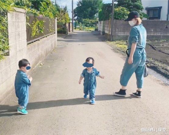 苍井空|苍井空与双胞胎儿子穿亲子装，低调晒幸福，评论区却污秽不堪