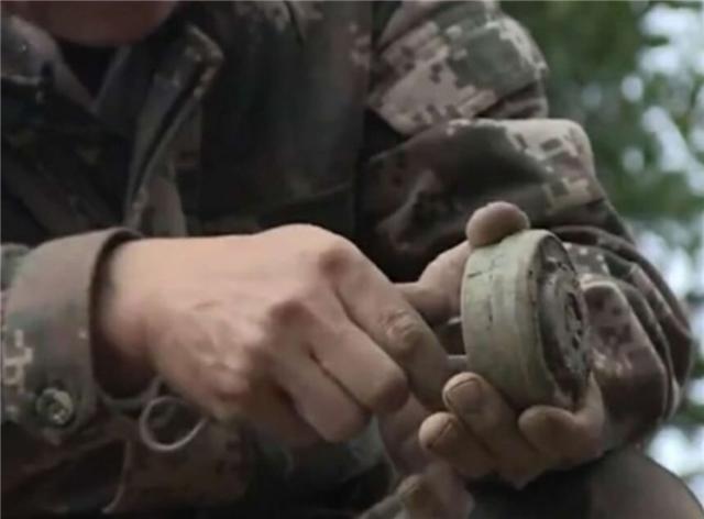 臆说古史|云南老农靠一镰刀锄头,20年排出地雷上万颗,众人:国家亏欠他