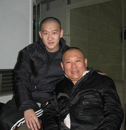 郭德纲|10年前曹云金“逼”师娘下跪，7年后岳云鹏一顿饭为郭德纲报仇