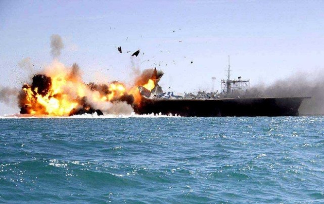伊朗|海峡地区一声巨响，导弹命中美国航母模型，美国强烈抗议遭无视