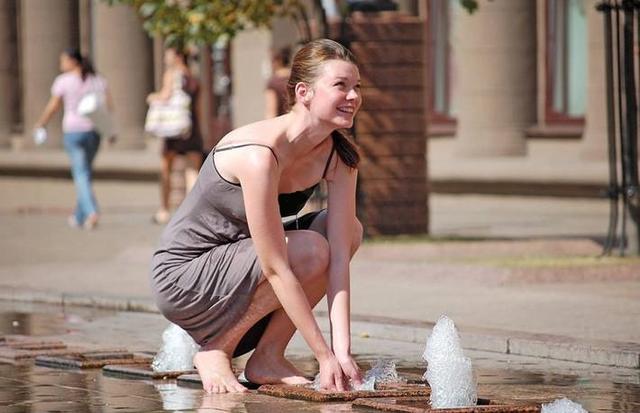 旅行|乌克兰美女来中国旅行,看到公厕后迷茫了:中国人都这么有钱吗?