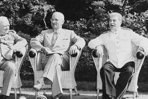 美国|两枚导弹落地产生4500度高温，1100名平民化为灰烬，美国：炸错了