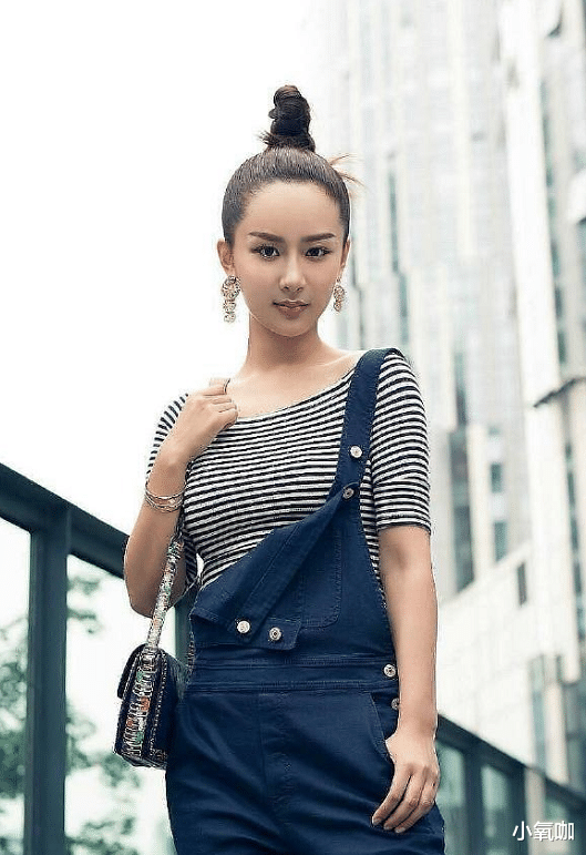 「杨紫」杨紫换个造型上热搜，放下刘海如“整容”，P图都不敢这样P