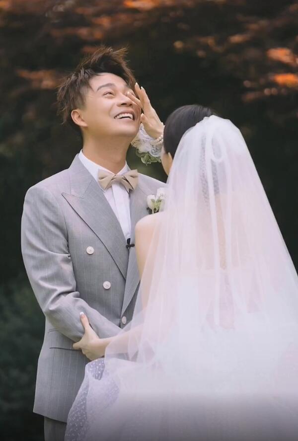 沈涛▲《王牌对王牌》沈涛结婚高清照曝光，甜蜜接吻，新娘朵朵不是费费