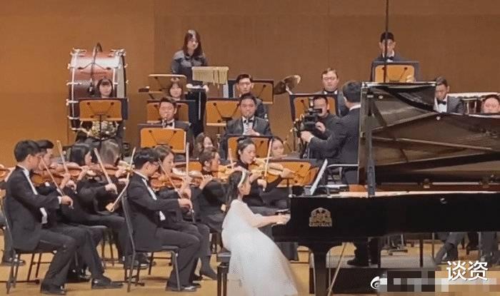 贾云馨|甜馨穿公主裙弹钢琴,8岁登台气定神闲,越来越像妈妈李小璐
