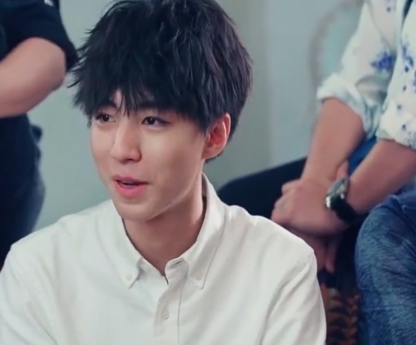 王俊凯|王俊凯被问谈没谈过恋爱？只见他脱口而出3字，多大的偶像敢这么说啊