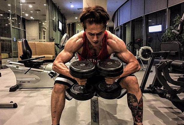 |带你看看蒋劲夫的家，平时还有呆萌的一面，在家还戴着卡通发箍