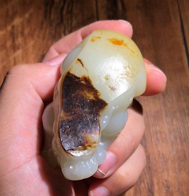 文玩|千年红皮万年黑，那什么样的和田玉黑皮籽料算是极品？