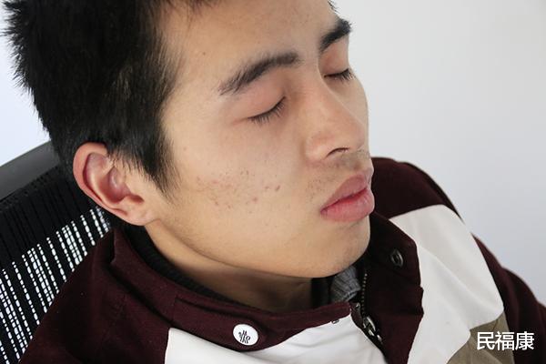 肝脏|睡前经常玩手机的人，头部如果出现3怪象，肝脏可能撑不住了