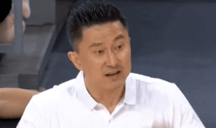 「杜锋」小将犯错，杜锋暴跳如雷，易建联犯错时，谁注意到杜锋的反应