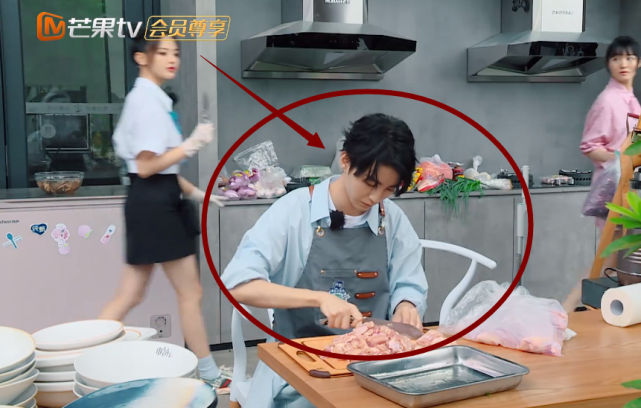 王俊凯|杨超越怼了一圈人，连王俊凯也\不放过\？脱口一句点评，导演都来不及救场