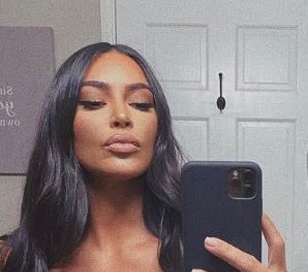 『金·卡戴珊』金·卡戴珊发不雅宣传照再遭批评：考虑下自己孩子的感受好吗？