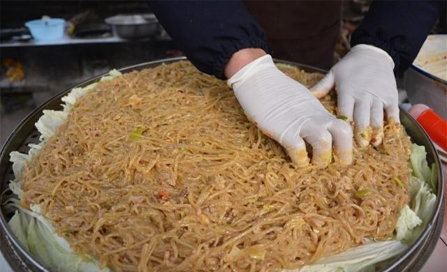 【粉条】大爷自制“独家小吃”15一斤，想吃要靠预定，去晚了连门都进不去