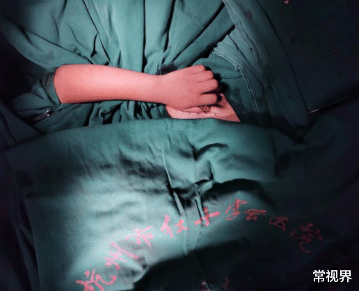 常视界|5岁女孩拇指被门夹断，妈妈的做法最终保住了孩子手指