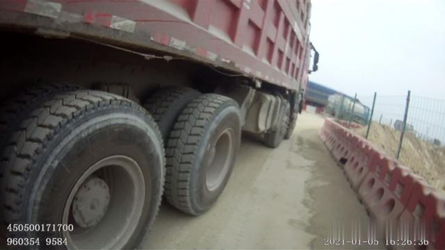 生活报 可怕！穿着拖鞋驾驶大型“马路杀手”任性上路……