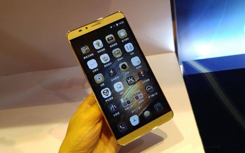 「」三年舍不得换手机的人，不是性格好就是小气，你认同吗？