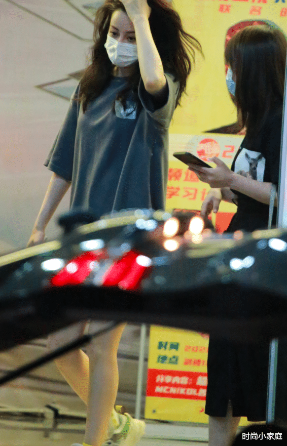 迪丽热巴:迪丽热巴“下班照”被疯传,原来没了特效后,这腿型让人不敢减肥!