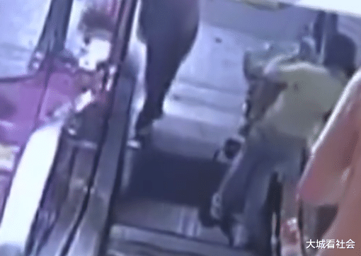 『婴儿车』婴儿车卡住扶梯，顾客还想要对方道歉，反倒被索赔维修费