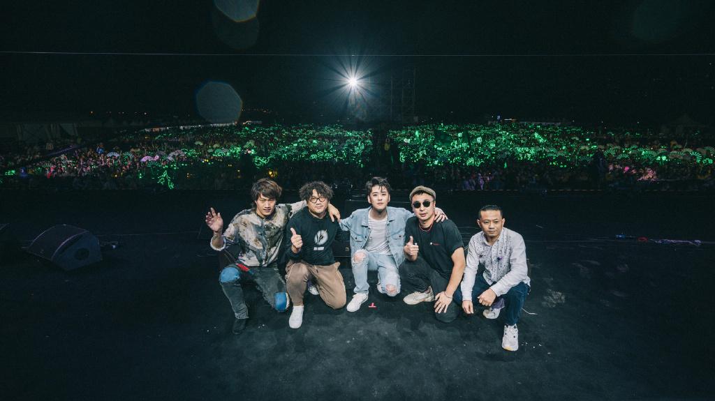 音乐节|德云社张云雷音乐节首秀,粉丝雨中给力应援,人气直逼流量小鲜肉