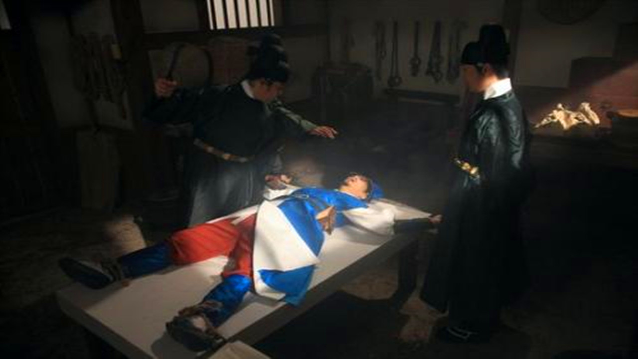 「太监」古代太监的被阉割后三天不能喝水，还被绑在木架上不能走动