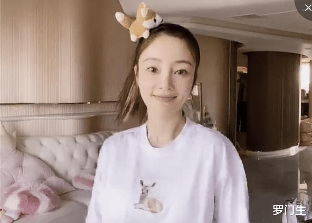李小璐|李小璐晒跳舞视频,不小心录屏沙发的“男人”彻底藏不住了