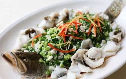 「放生」清蒸鱼时，有人放盐，有人放生抽，厨师长：都不放！教你正确做法