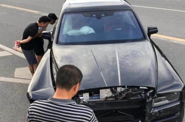 劳斯莱斯|面包车撞劳斯莱斯后续：车损高达200万，劳斯莱斯车主已表态