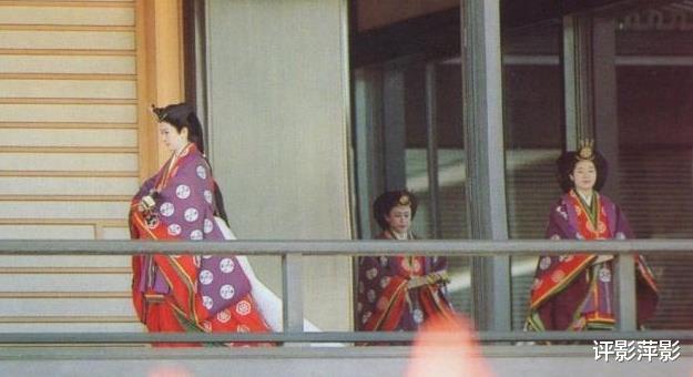 偏心的日本皇室，公主跟父母平坐，雅子皇後和紀子妃卻蹲地？-圖5