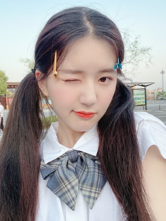 赵露思■赵露思挑战学生服，扎着双马尾，看到效果，直男都心动了