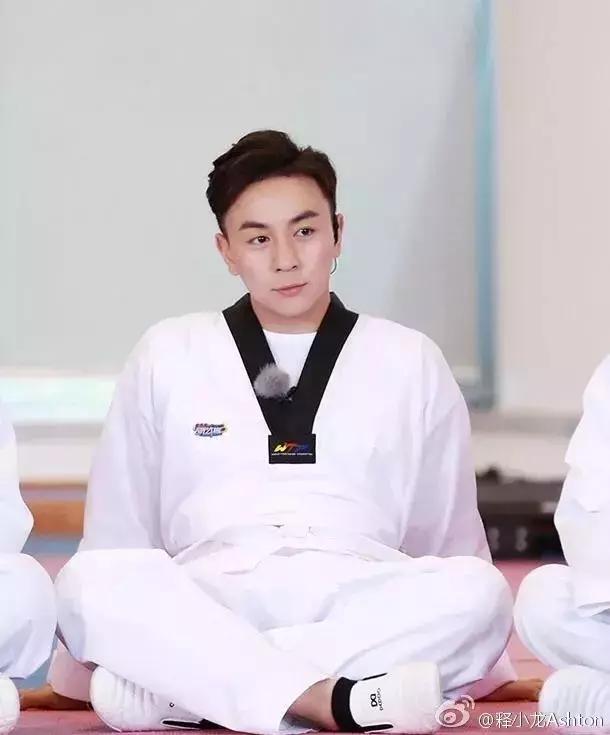 释小龙|32岁释小龙减肥成功看着像18岁,当年被吐槽长残他妥妥帅回来了!