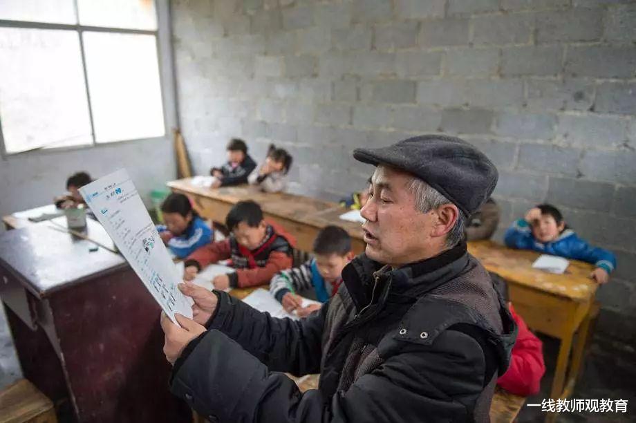 「乡村教师」乡村教师30年荣誉证书被老教师当堂撕毁,同时却说干的漂亮