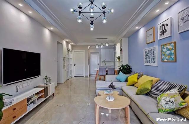 ▲客厅墙面这样装，非常漂亮，一看就很有档次！