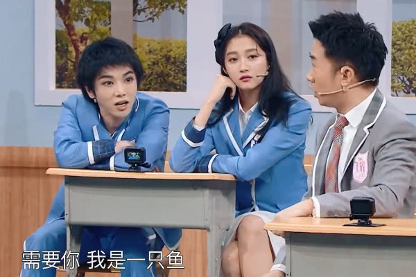 「关晓彤」关晓彤穿校服录《王牌》，意外暴露伤口，镜头放大10倍，心疼
