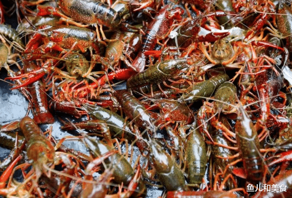 「小龙虾」虾尾明明都是肉，为何比整只小龙虾便宜不少？其中原因了解吗