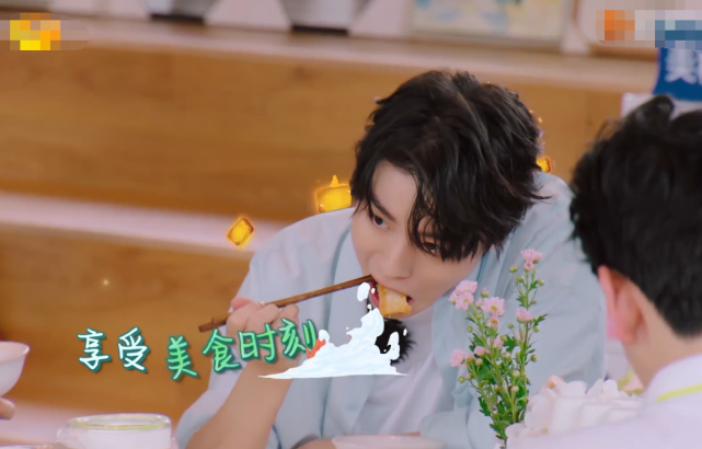 王俊凯|王俊凯被减肥逼疯，饭桌上别人大口吃肉，看清他吃的啥，粉丝心疼了