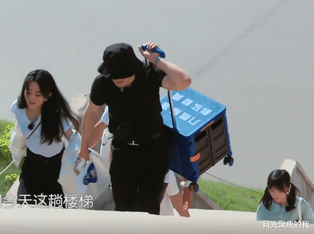 黄晓明|赵丽颖爬楼梯要累瘫,黄晓明牵她走,看清两人牵手方式,全网懵了