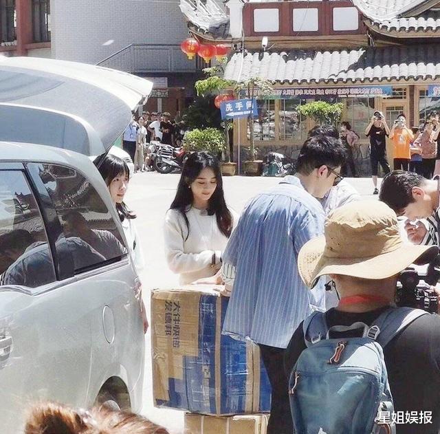 赵丽颖|为品牌带货？赵丽颖录《中餐厅》37度穿羊绒套装，还带了全自动洗衣机