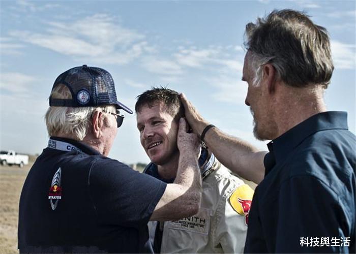 []史上最疯狂的跳伞运动员，从3.9万米高空一跃而下，打破世界纪录！