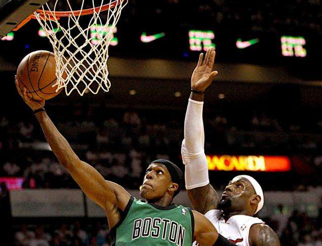 主机掌机类游戏|单节4次封盖，认真防守的詹姆斯太可怕，大拇指怼到篮圈疼得咧嘴