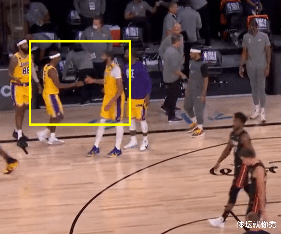 勒布朗·詹姆斯|最后1.1秒，湖人不打了，浓眉哥主动找到隆多，谁留意到詹姆斯的举动