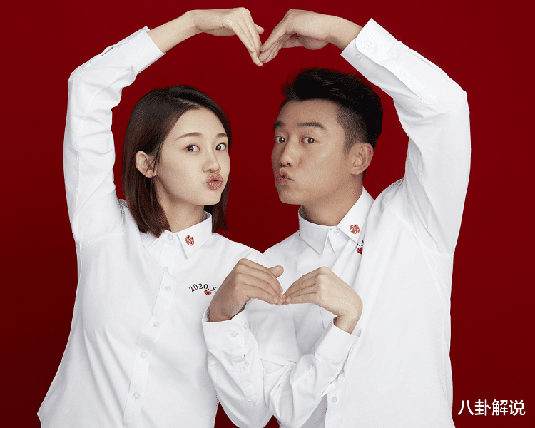 郑恺|郑恺晒一家三口合照，大家却把焦点放在苗苗身上，当妈的都能懂！