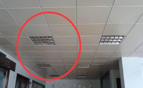 []越来越少人吊顶用塑钢板了，早流行这种材料，好用十倍！