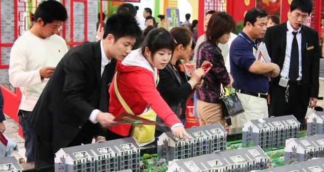 房产专家：高房价才能带动“消费”，让老百姓受益，人大副校长：别再忽悠了