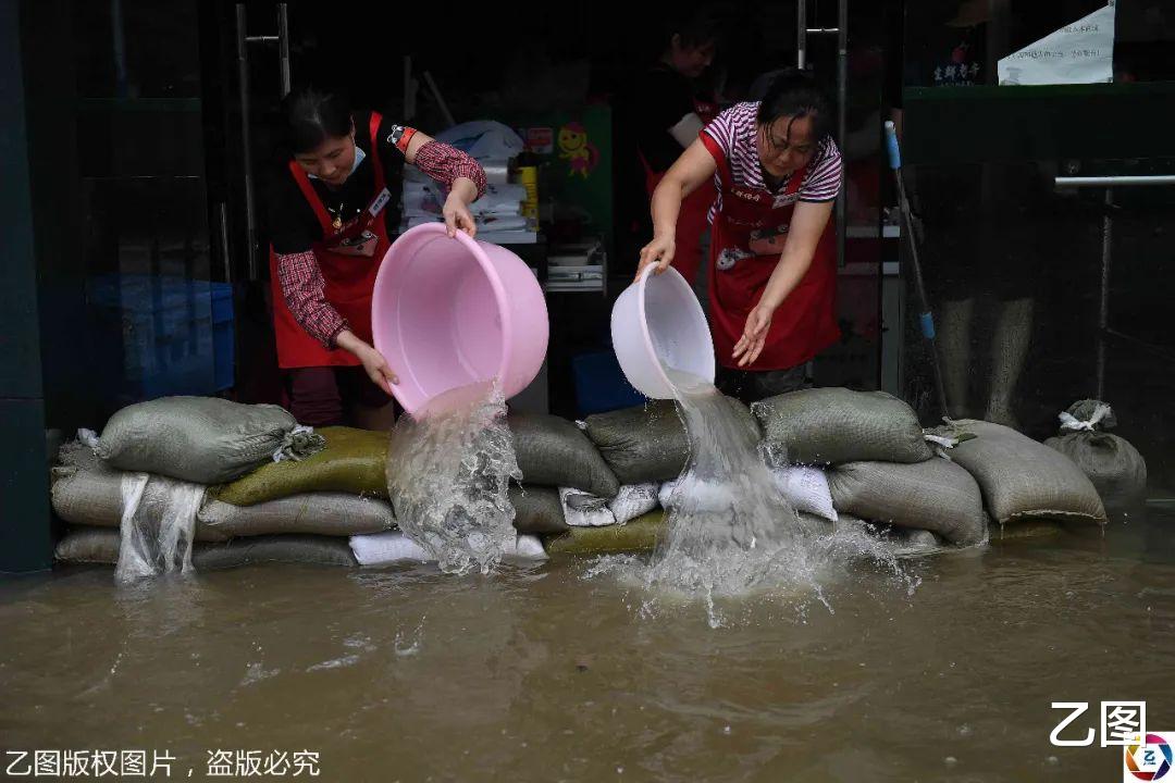 乙图|暴雨致合肥多条道路中断，一家人轮班舀水7小时救超市，水都没降