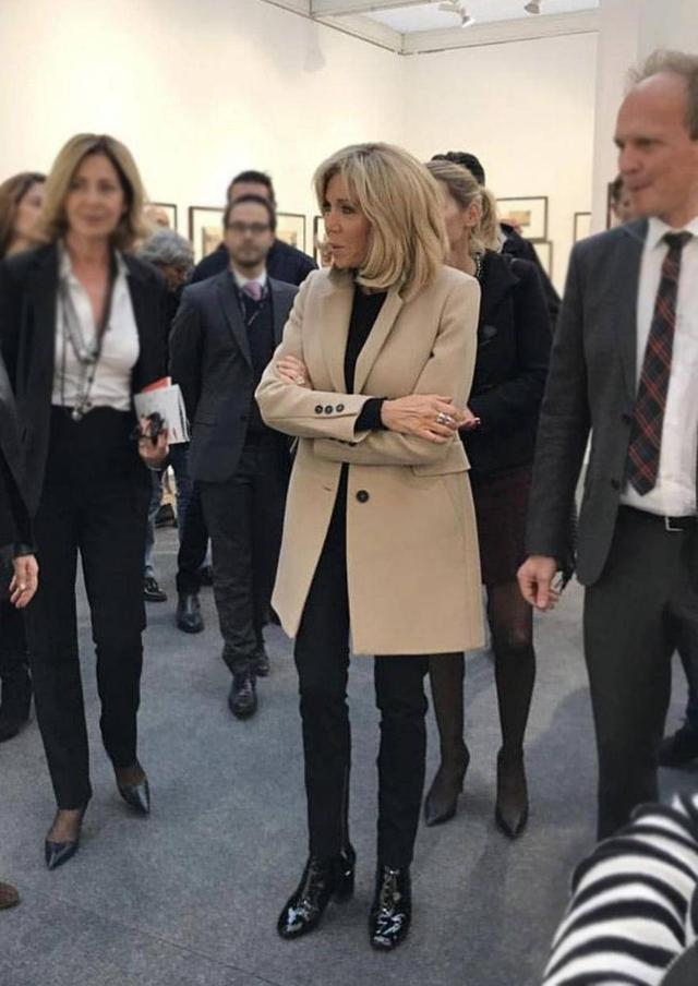 大衣|法国夫人终于换发型，穿大衣扎个啾啾好显年轻，连气质都提升不少
